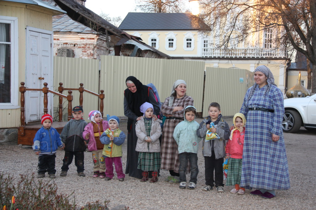 Дети на прогулке в монастыре